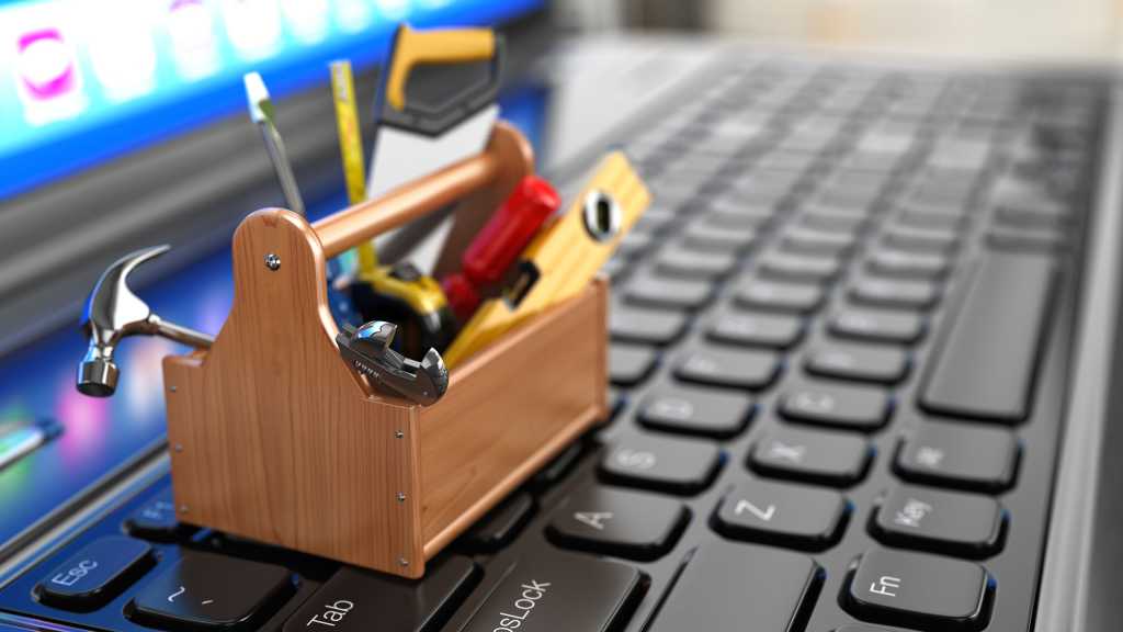 Toolbox mit Tools auf dem Laptop.